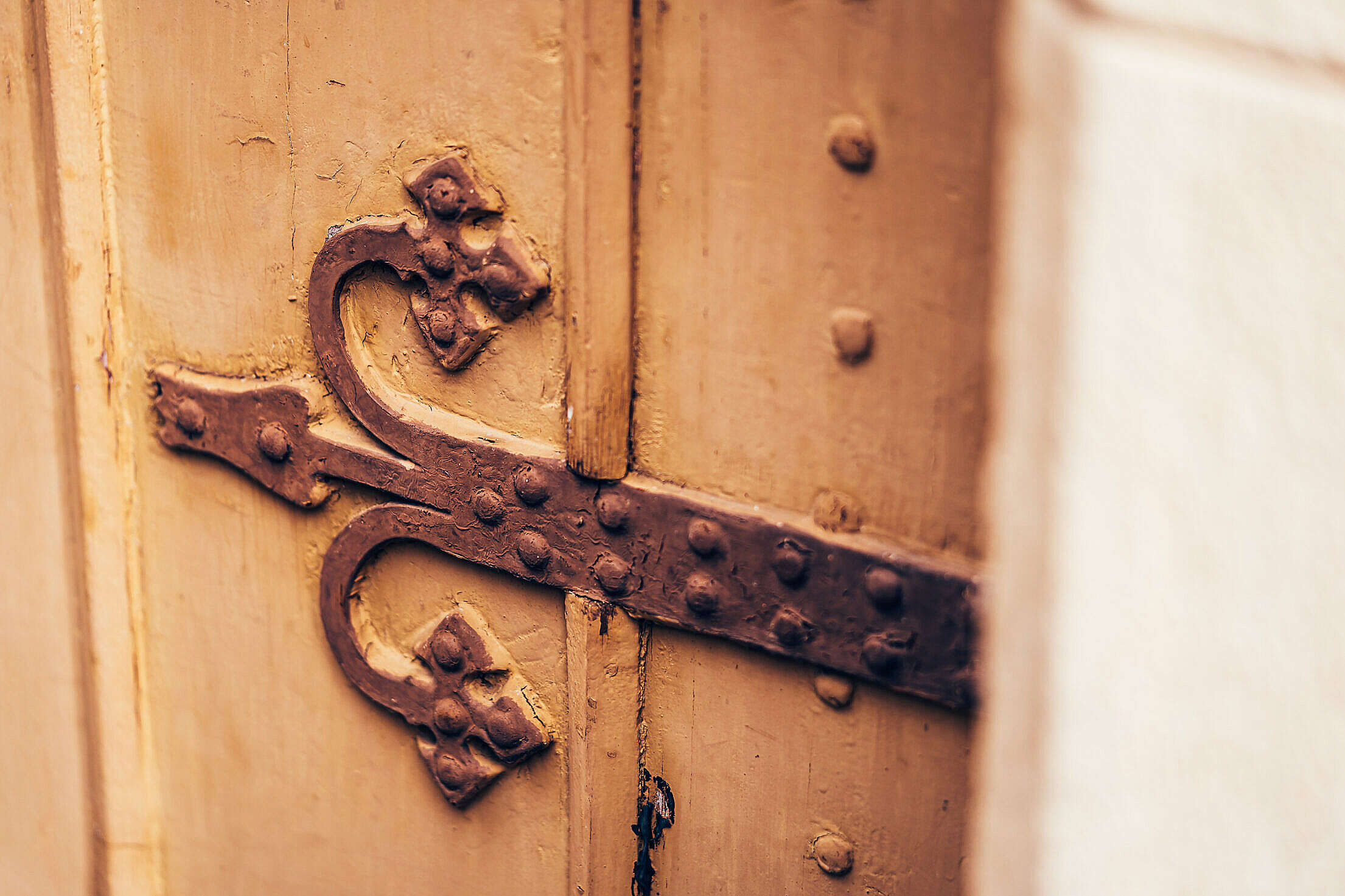 An image of an antique door, which will return you to the main hall if clicked.